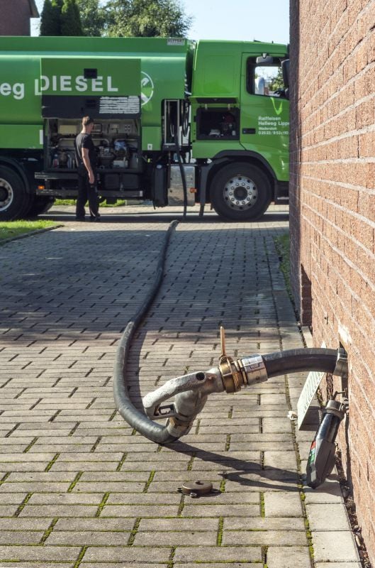In Regionen, in denen keine Fernversorgung mit Gas anliegt, werden noch über Jahre Tanklaster mit Heizöl unterwegs sein.