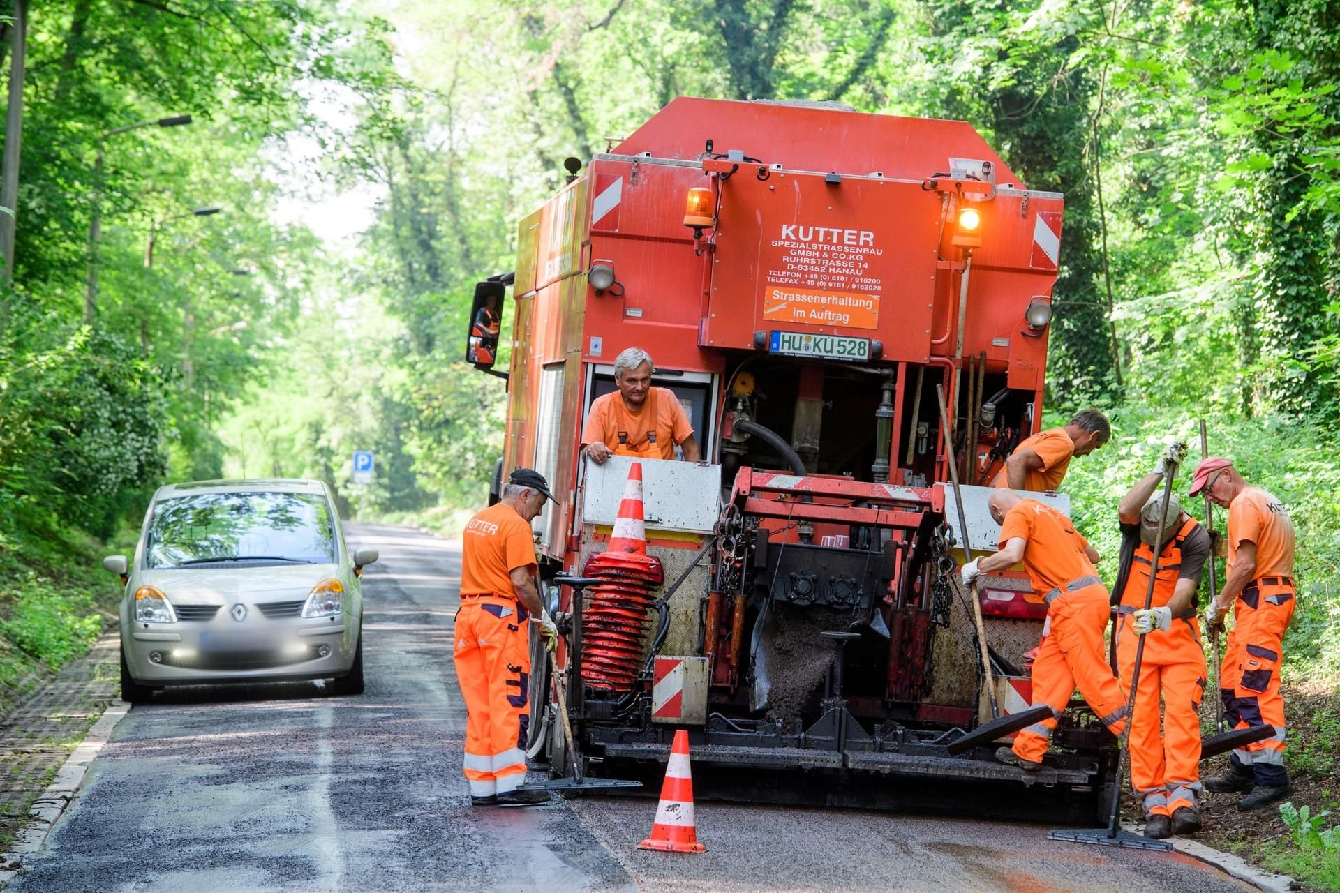 Die Neidschützer Straße wird mittels „Dünnschichtverfahren“ derzeit von ihrem Image als Holperpiste befreit - erstmal allerdings nur vom „Bürgergarten“-Lokal bis zur Höhe des Pflegeheims. Weitere Abschnitte sollen laut Stadtverwaltung folgen, sind aber natürlich eine Geldfrage.