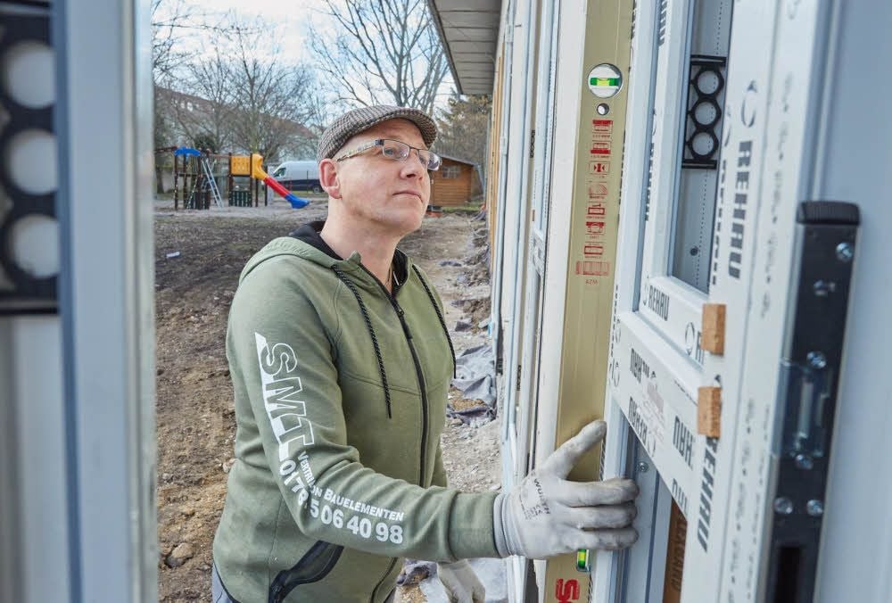Tischler Silvio Siebenhüner hat mit dem Einbau der Fenster in der Kita begonnen.