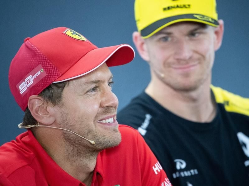 Freut sich über die Rückkehr von Nico Hülkenberg (r): Sebastian Vettel. Foto: Sebastian Gollnow/dpa