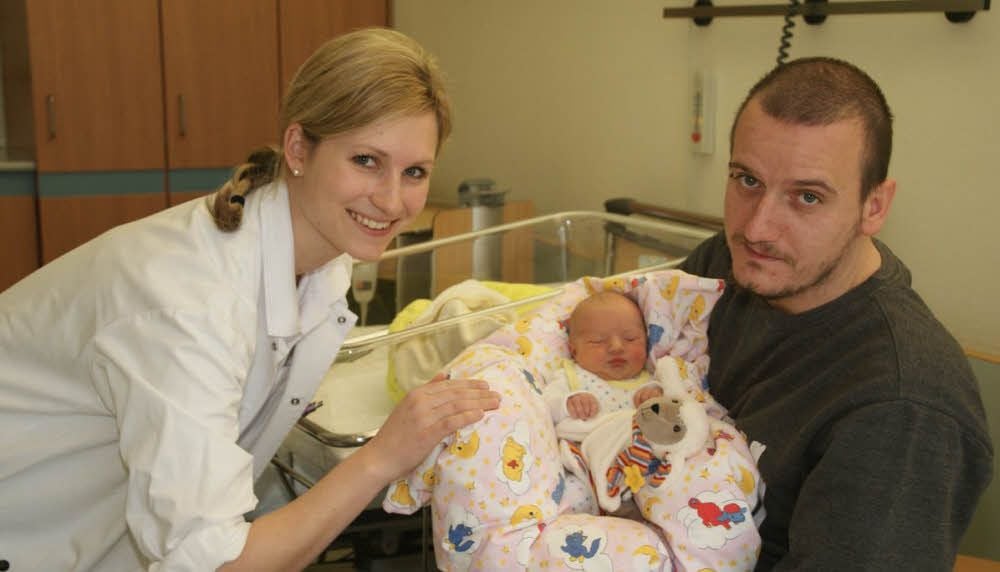 Assistenzärztin Isabell Schmitz besucht Vater Christian Kamphoff und Sohn Joshua Maxim.
