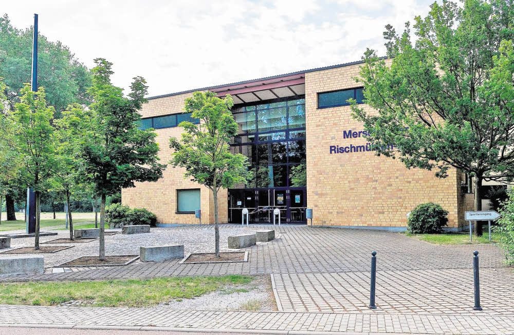 Die Rischmühlenhalle sieht zwar von außen noch gut aus, doch innen ist vieles kaputt und muss saniert werden.