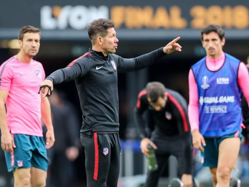 Wird das Finale gegen Marseille nur von der Tribüne verfolgen: Atlético-Coach Diego Simeone (M). Foto: Jan Woitas