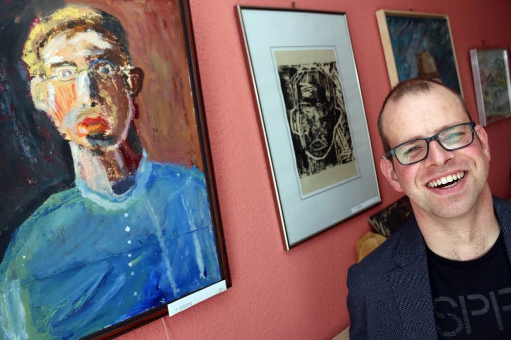 Peter Braemer vor seinem Selbstbildnis