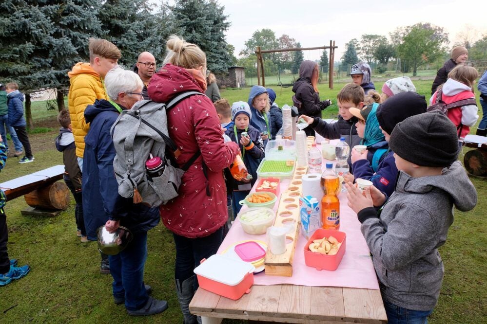 Vor der Wanderung haben sich die Ferienkinder gestärkt.