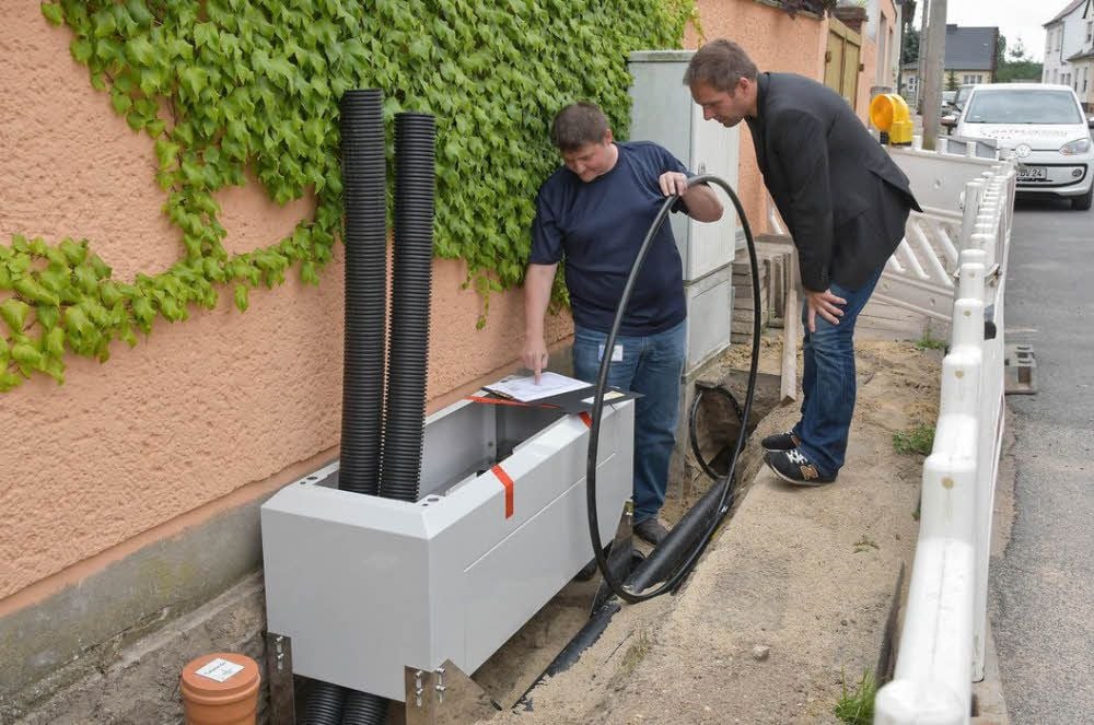 Die Datel „baut“ in Großkühnau: Bauleiter Marko Pöland (li.) und Datel-Bereichsleiter Nico Nierenberg informieren sich vor Ort.