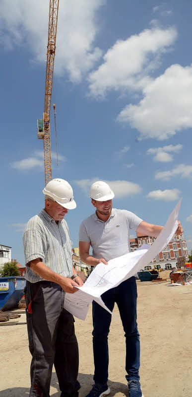 Bauherr Hermann Schröder (rechts) und sein Polier Dirk Fröhnel haben Grund zur Freude: Der Bau geht bestens voran.
