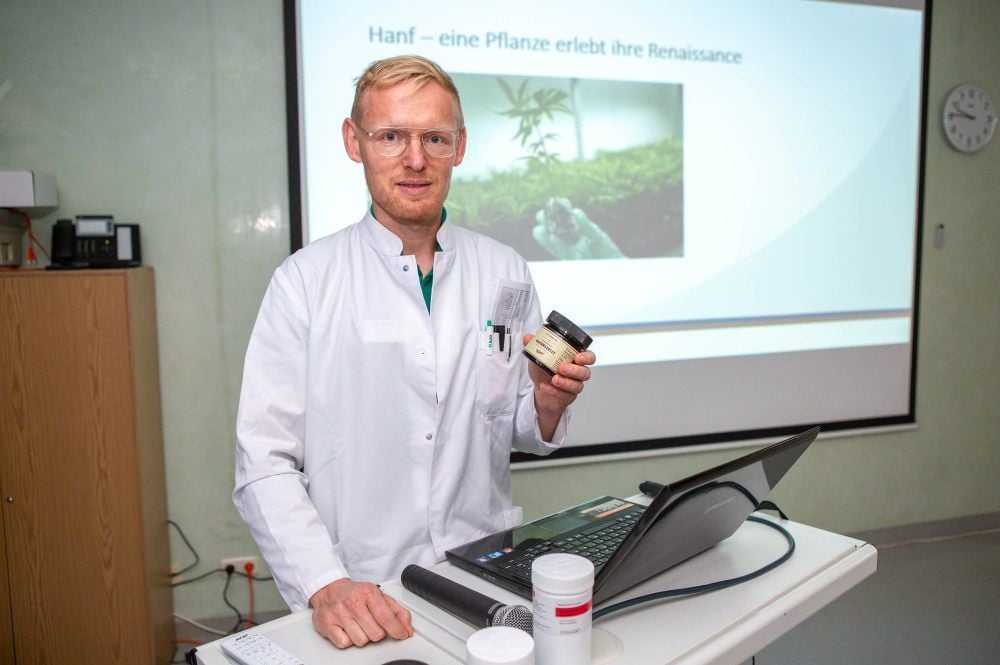 Dr. Alexander Fischer sprach zum Medizinischen Sonnabend im Zeitzer Klinikum über Cannabis in der Schmerztherapie.