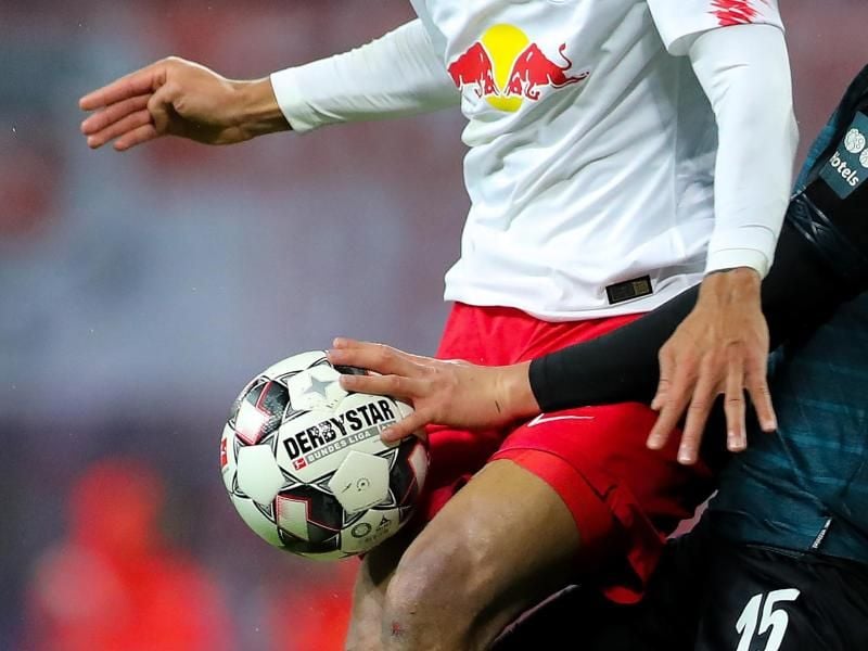 Bei den seit dem 1. Juni geltenden neuen Fußball-Regeln wurde besonders die alte Handspielregel reformiert und präzisiert. Foto: Jan Woitas