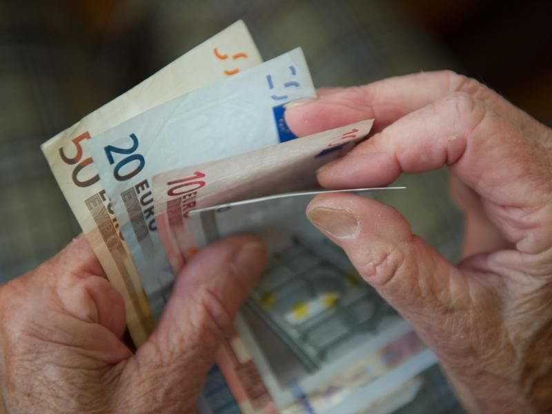 Überschreiten die zusätzlichen Einnahmen von Rentnern die gesetzliche Hinzuverdienstgrenze, wird die Rente gekürzt. Foto: Marijan Murat/dpa