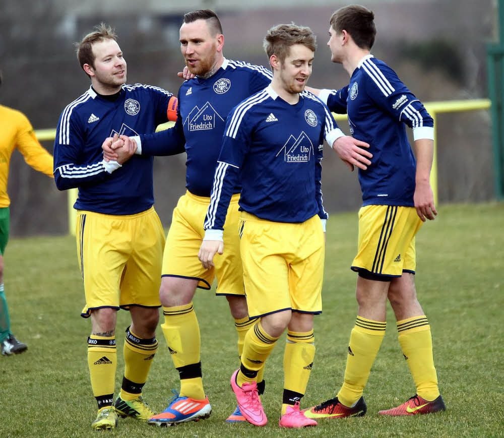 Profens Daniel Jäschke (2.v.l.) wird von seinen Teamkollegen nach dessen Tor zum 1:0 beglückwünscht.