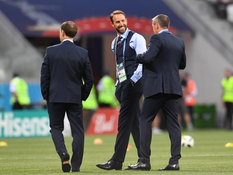 Englands Trainer Gareth Southgate (M) besichtigt vor dem Spiel gegen Tunesien den Platz. Foto: Andreas Gebert