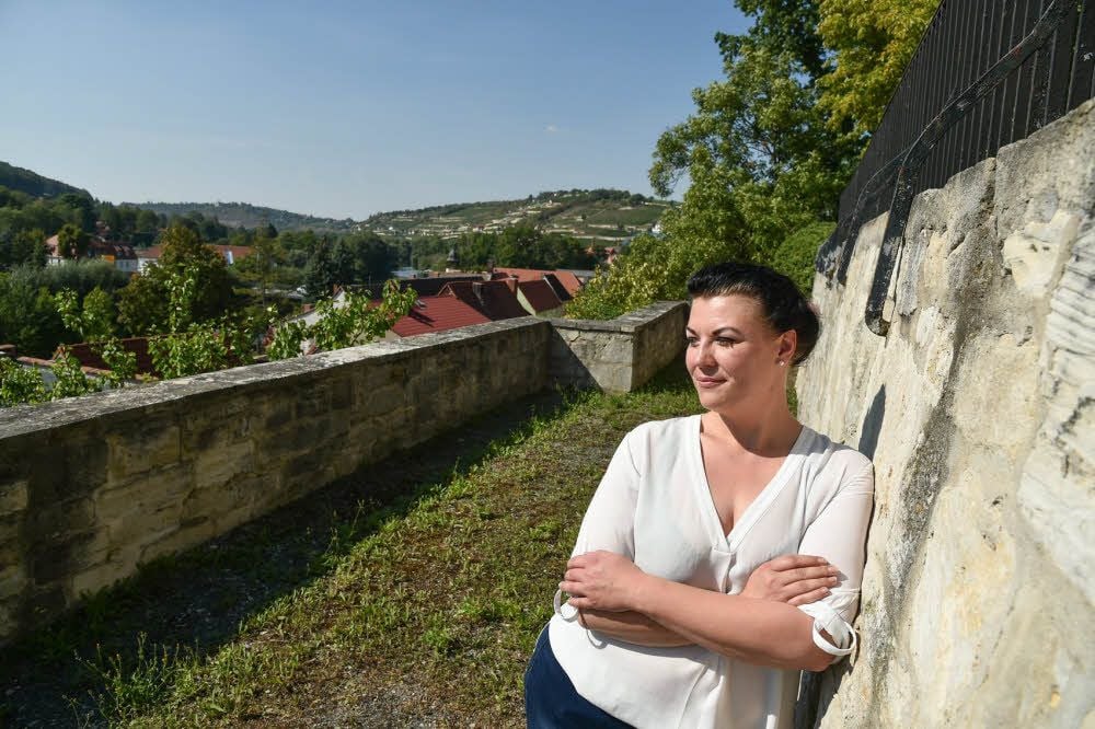 Malerisches Plätzchen: Bereits im September, in dem dieses Bild entstanden ist, hatte Manuela Dietz, Leiterin des Jahnmuseums Freyburg, alle Pläne für das Museumscafé und das Crowdfunding-Projekt zusammen.