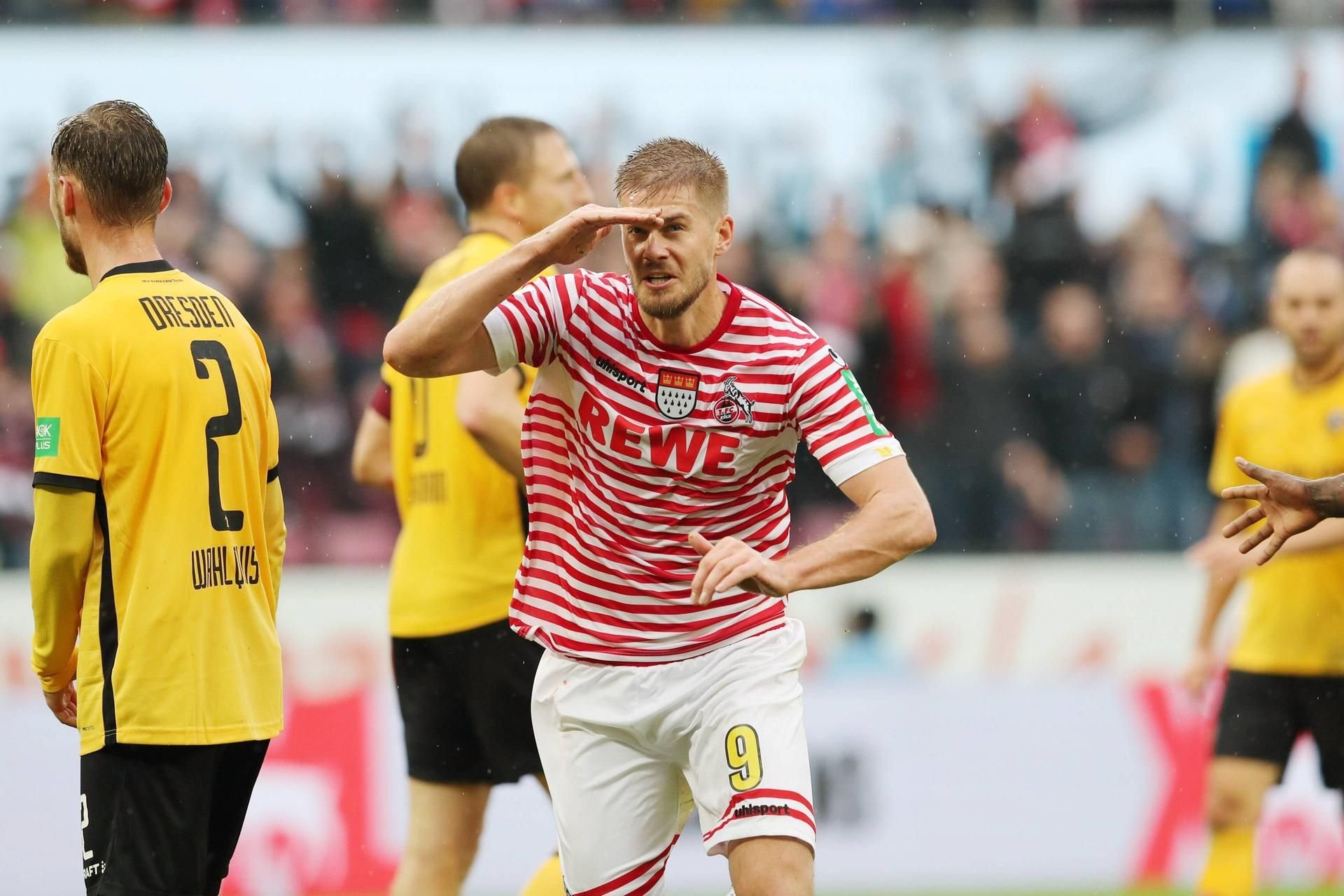 Kölns Simon Terrode bejubelt ein Kölner Tor gegen Dynamo Dresden - insgesamt fielen am Samstag acht davon.