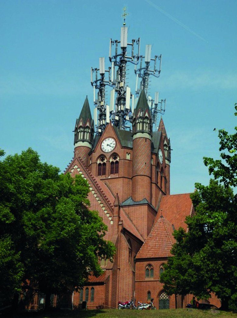 Mit dieser provokanten Postkarte macht die Bürgerinitiative auf das Thema Funkmasten in der Pauluskirche aufmerksam.