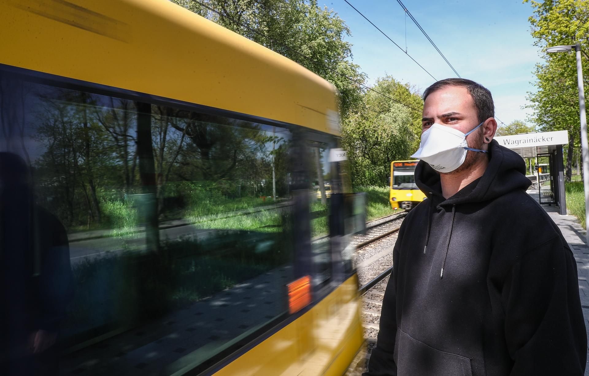 Ein Mann mit FFP2-Maske an einer Haltestelle: Wie gut schützt eine solche Maske? Und wie oft kann man sie tragen?