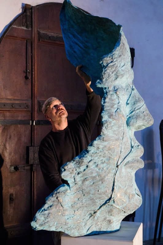 Roland Lindner mit seiner Arbeit namens „Flora“.