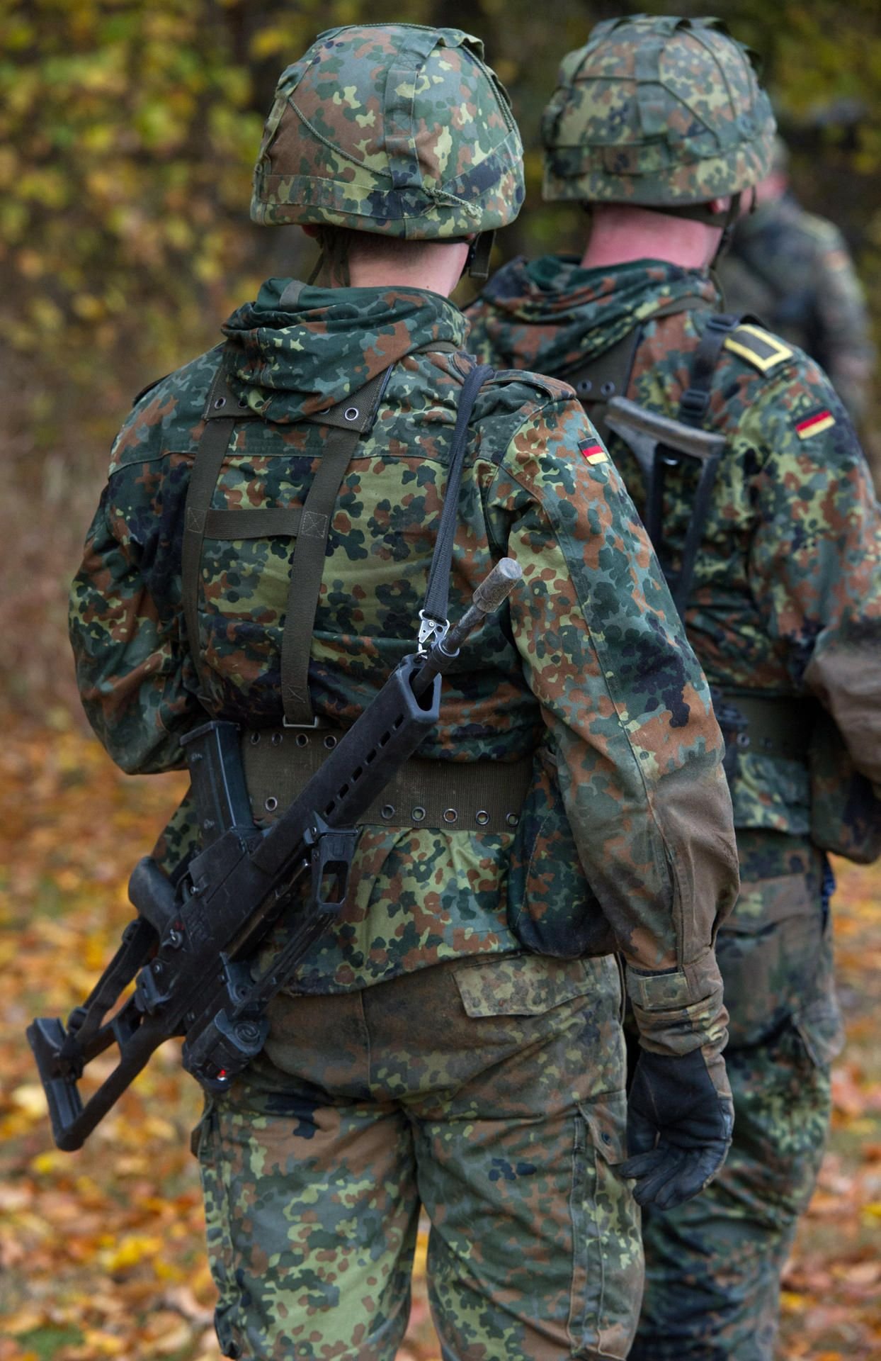 Soldaten in der Grundausbildung beim Marschieren (Symbolbild).