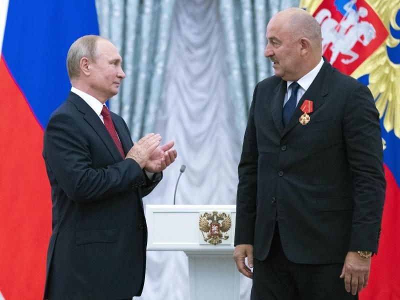 Der russische Präsident Wladimir Putin (l) verleiht Stanislaw Tschertschessow einen Verdienstorden im Kreml. Foto: P. Golovkin/AP