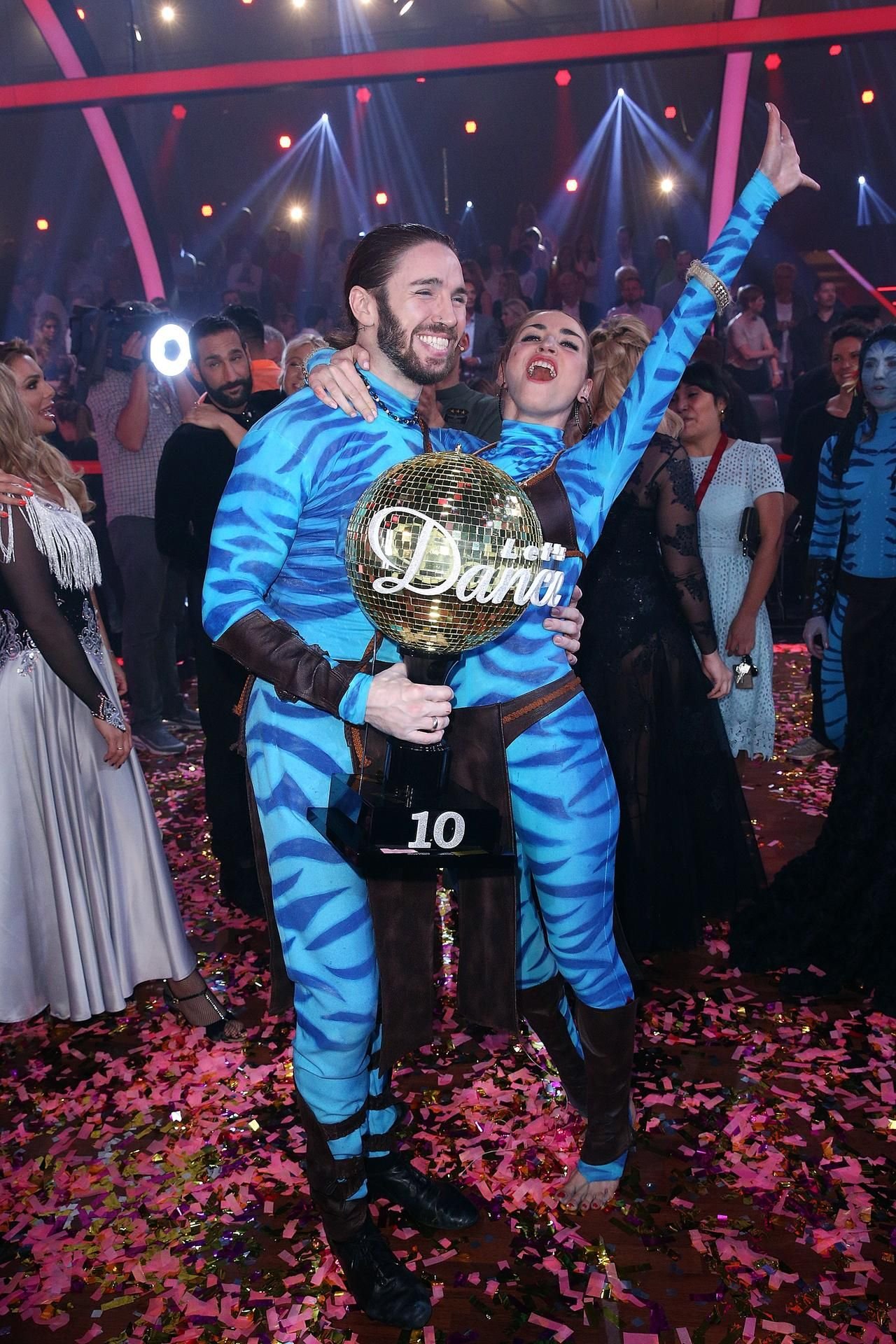 Gil Ofarim und seine Tanzpartnerin Ekaterina halten den Pokal in den Händen.