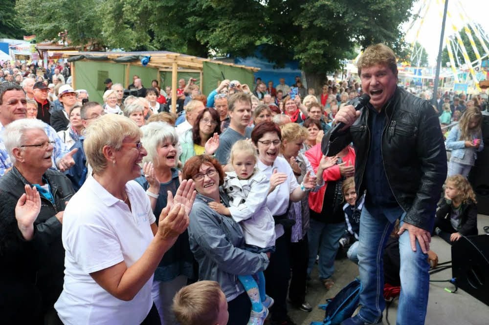 Frank Schöbel ist bei seinem Auftritt auf dem Allstedter Lindenmarkt von Fans umringt.