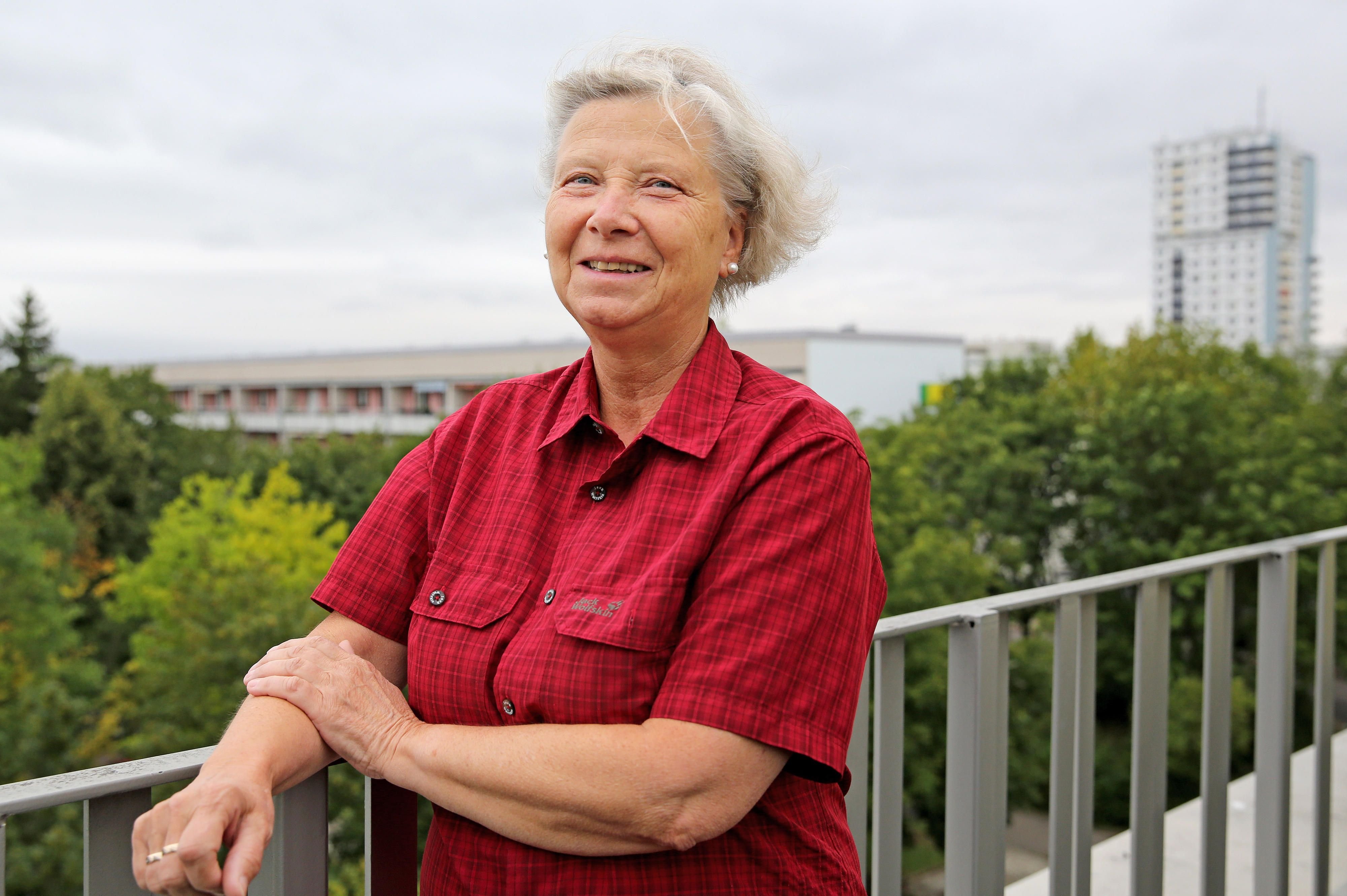 Gabriele Machlitt steht auf der Dachterasse ihres sanierten und umgebauten Plattenbaus im Neubaugebiet Halle-Neustadt