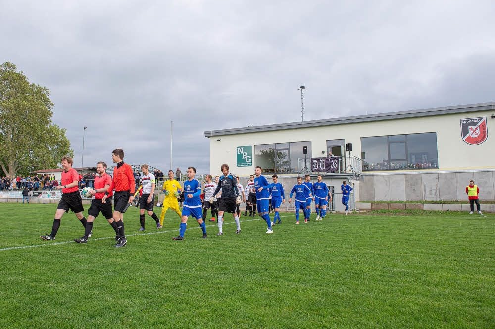 Premiere auf dem Anger Das Schiedsrichter-Gespann um Daniel Fritzsche führt die Teams des SC Naumburg und des MSV Eisleben auf den Rasen des Sportplatzes Hallescher Anger. Dort, wo früher die 05er kickten, kämpfte nun erstmals die Landesliga-Mannschaft des im Juli 2017 gegründeten Clubs um Punkte.