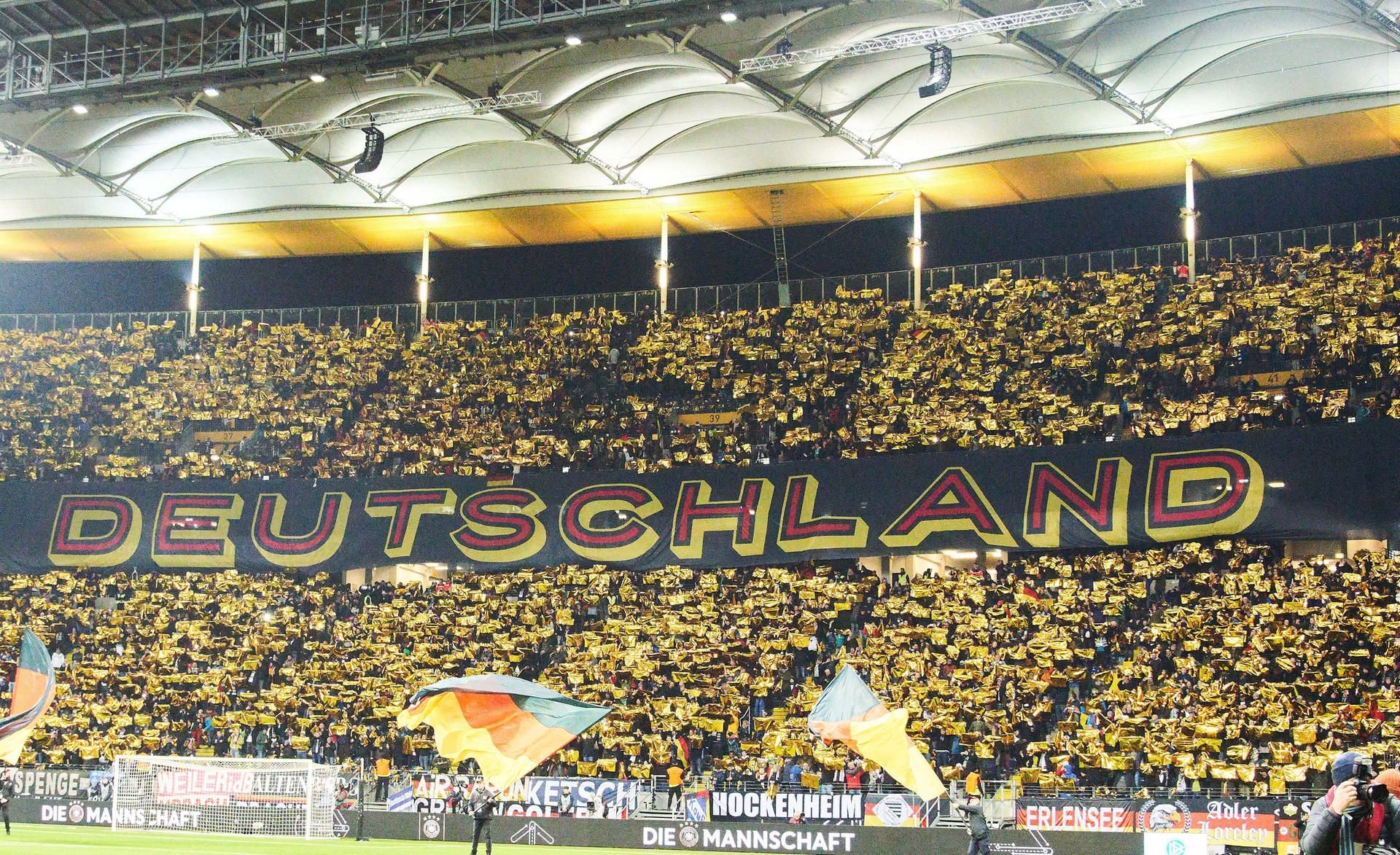 Fans der Nationalmannschaft bei einer Choreografie vor dem Länderspiel gegen Nordirland in Frankfurt im November 2019.