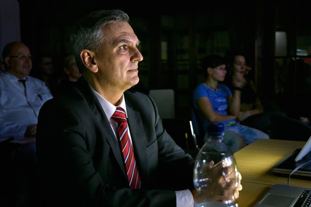 Prof. Christian Mang und seine Zuhörer schauen Dr. House.