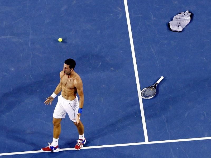 Novak Djokovic bejubelt seinen Sieg 2012 gegen Rafael Nadal. Foto: Mast Irham/EPA