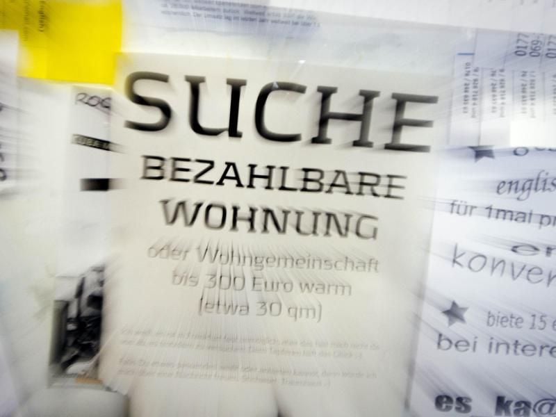 Eine Suchanzeige für eine „bezahlbare Wohnung” hängt an einem schwarzen Brett. Foto: Frank Rumpenhorst/Archiv