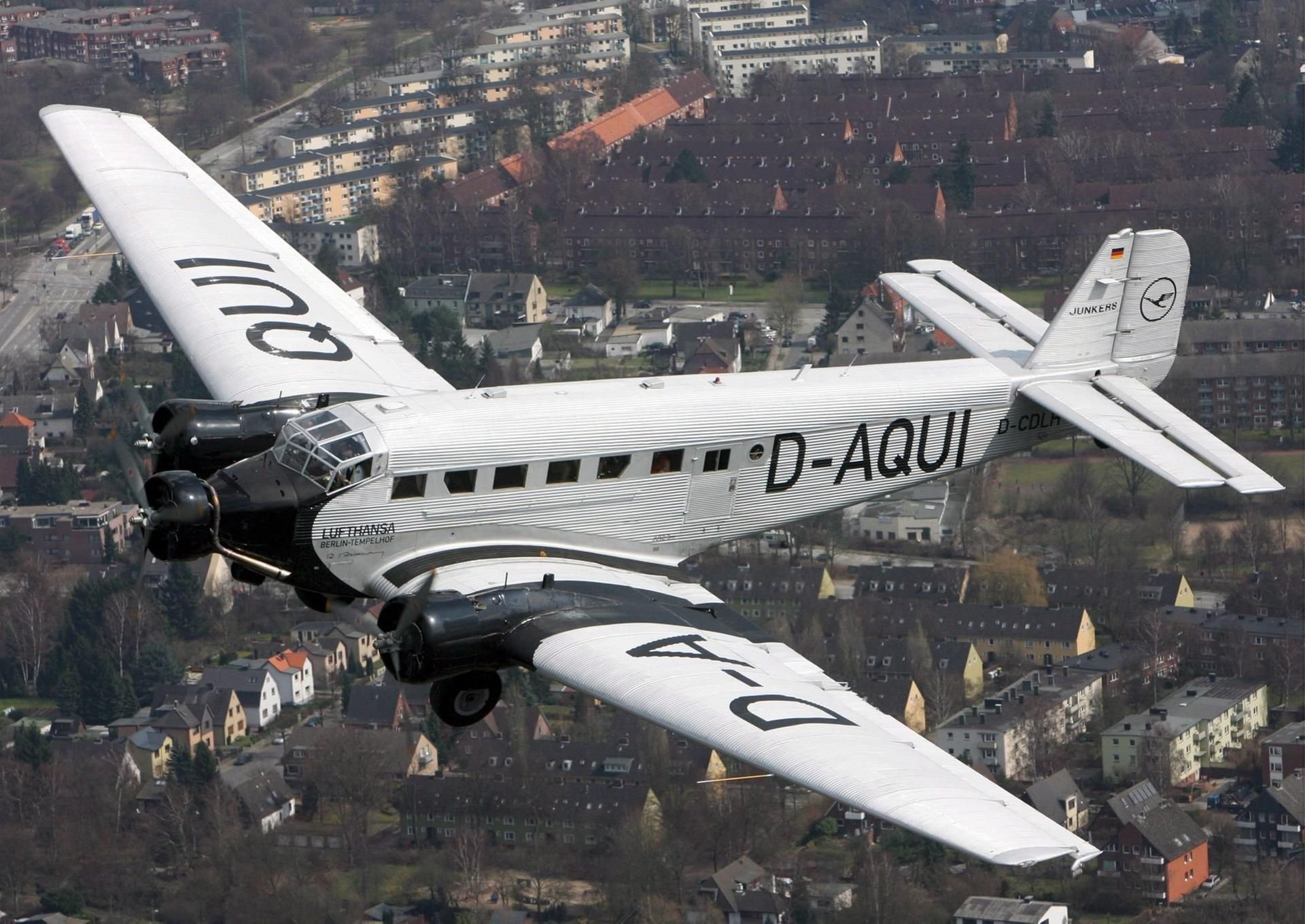 Sie ist der Oldtimer schlechthin: Die Junkers Ju 52 „Tante Ju“, die hier im Jahr 2006 noch über Hamburg fliegt. Heute gibt es keine historischen Rundflüge mehr.