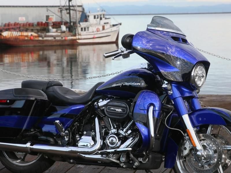 Groß und souverän: So wirkt die CVO Street Glide, die Harley Davidson auf der Intermot in Köln präsentiert. Das Motorrad ist in Deutschland in limitierter Auflage von 250 Stück erhältlich. Foto: Harley-Davidson