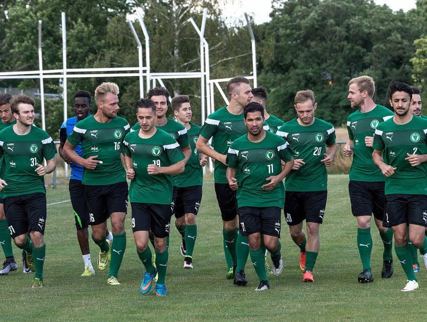 Dlyar Musa (r.) läuft mit seinen neuen Kollegen in vorderster Linie.