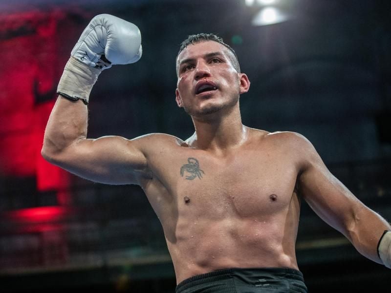 Profiboxer Jack Culcay bejubelt seinen Sieg und darf nun auf einen WM-Kampf hoffen. Foto: Andreas Gora/dpa