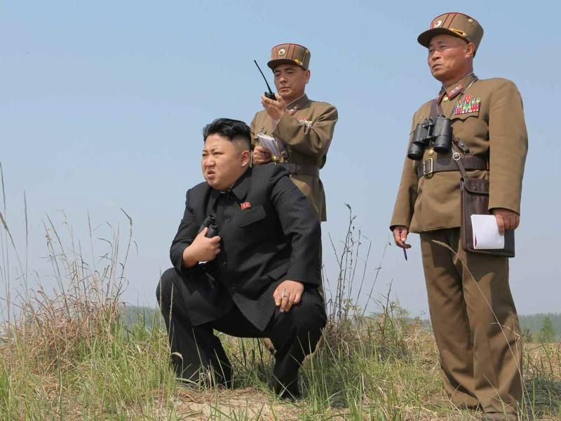 Nordkoreas Machthaber Kim Jong Un bei der Beobachtung eines Militärmanövers. Foto: Rodong Sinmun / Archiv