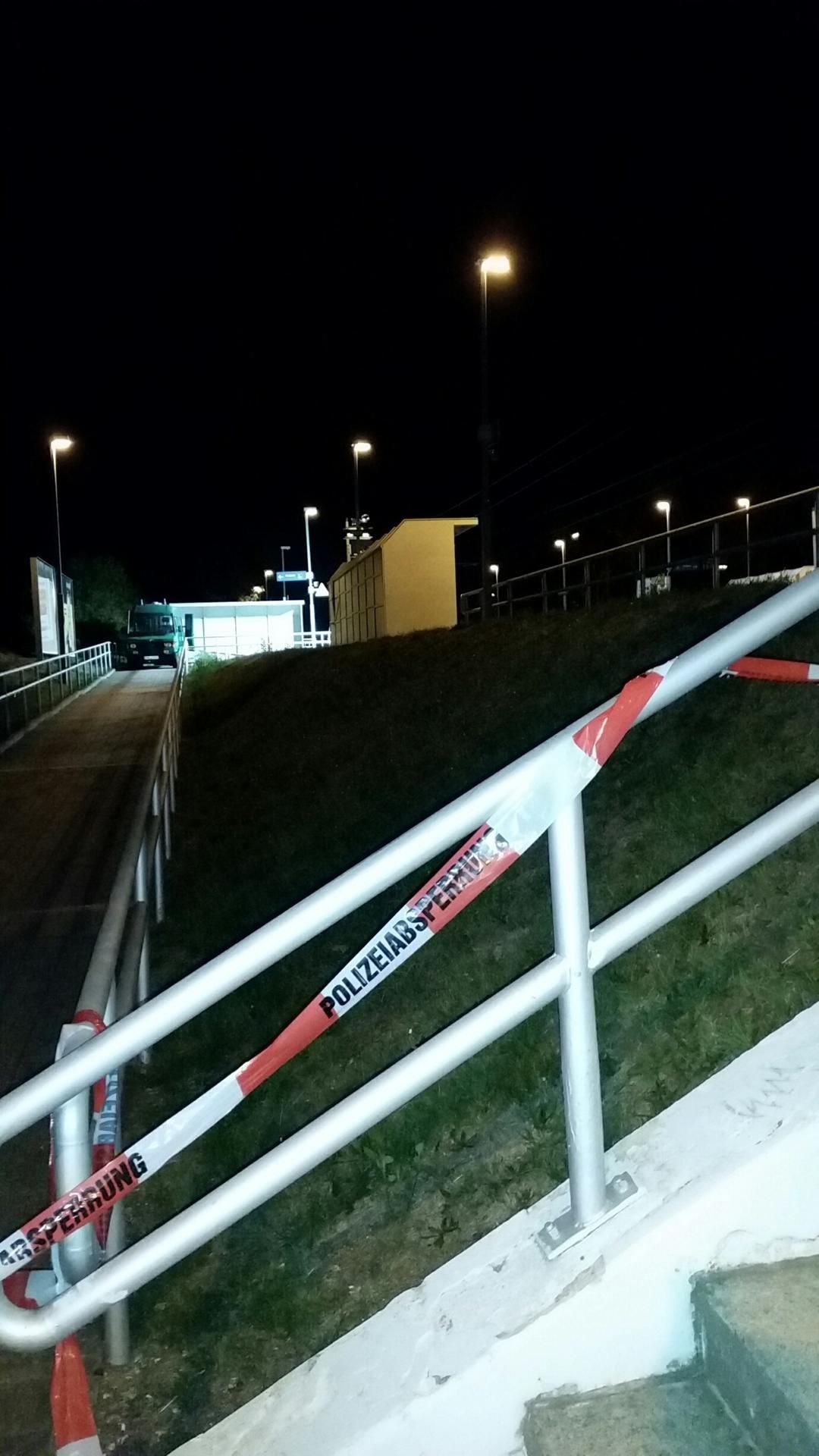 Am Bahnsteig 2 des Bahnhofs Südstadt ist am Samstagabend ein Fahrkartenautomat explodiert. Während der Spurensicherug durch die Beamten war die Anlage abgesperrt.