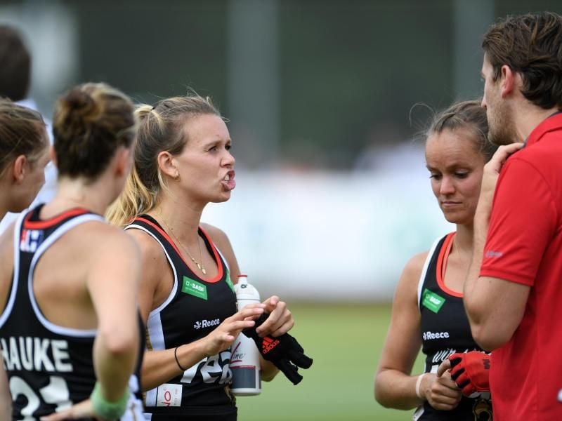 Anne Schröder (3.v.l) spricht nach dem Sieg gegen Belgien mit Trainer Xavier Reckinger. Foto: Andreas Gebert