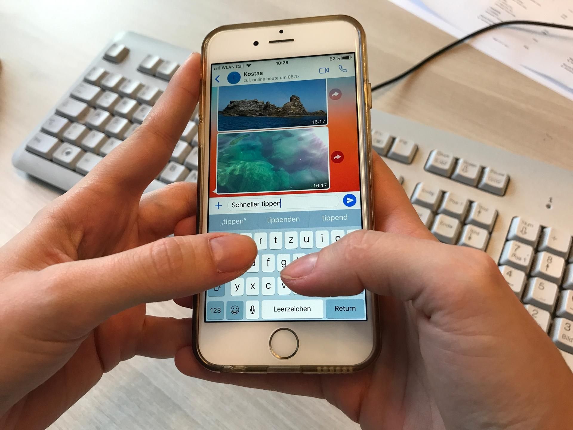 Beim Tippen mit beiden Daumen kann es ganz schön eng auf der Smartphone-Tastatur werden.