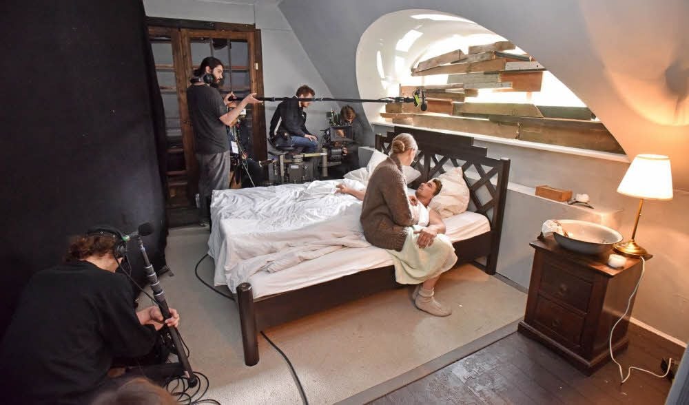 Studenten der Filmuniversität „Konrad Wolf“ in Potsdam drehen in einer Wolfener Villa eine Szene ihres Abschlussfilms „Der Schacht“.