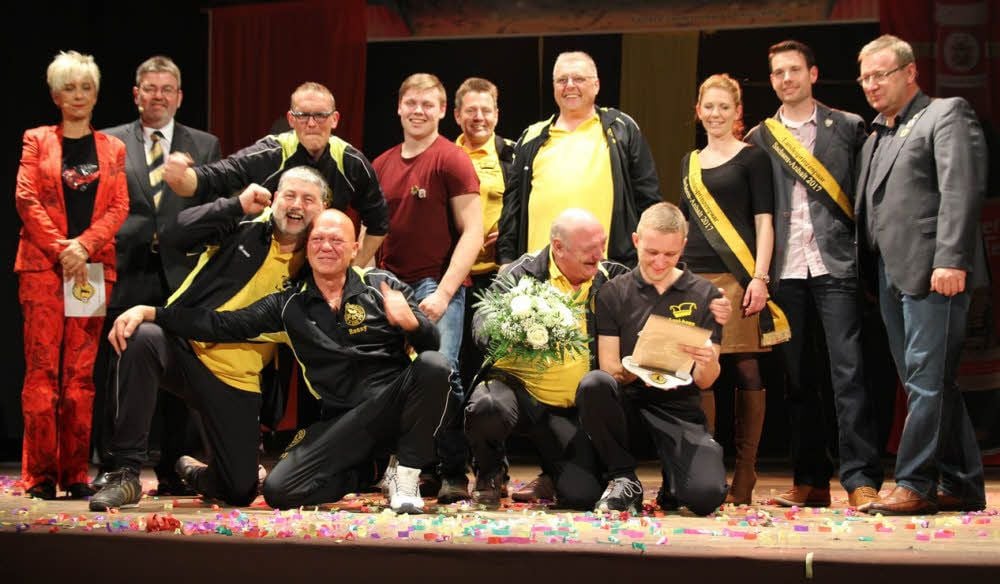 Das Männerballett des Bernburger Karnevalsclubs hat sich am Samstag in Stendal überraschend den Vizemeistertitel des Landes ergattert. Die Freude über den Triumph war riesengroß. Ziel war eine Platzierung unter die ersten Zehn.