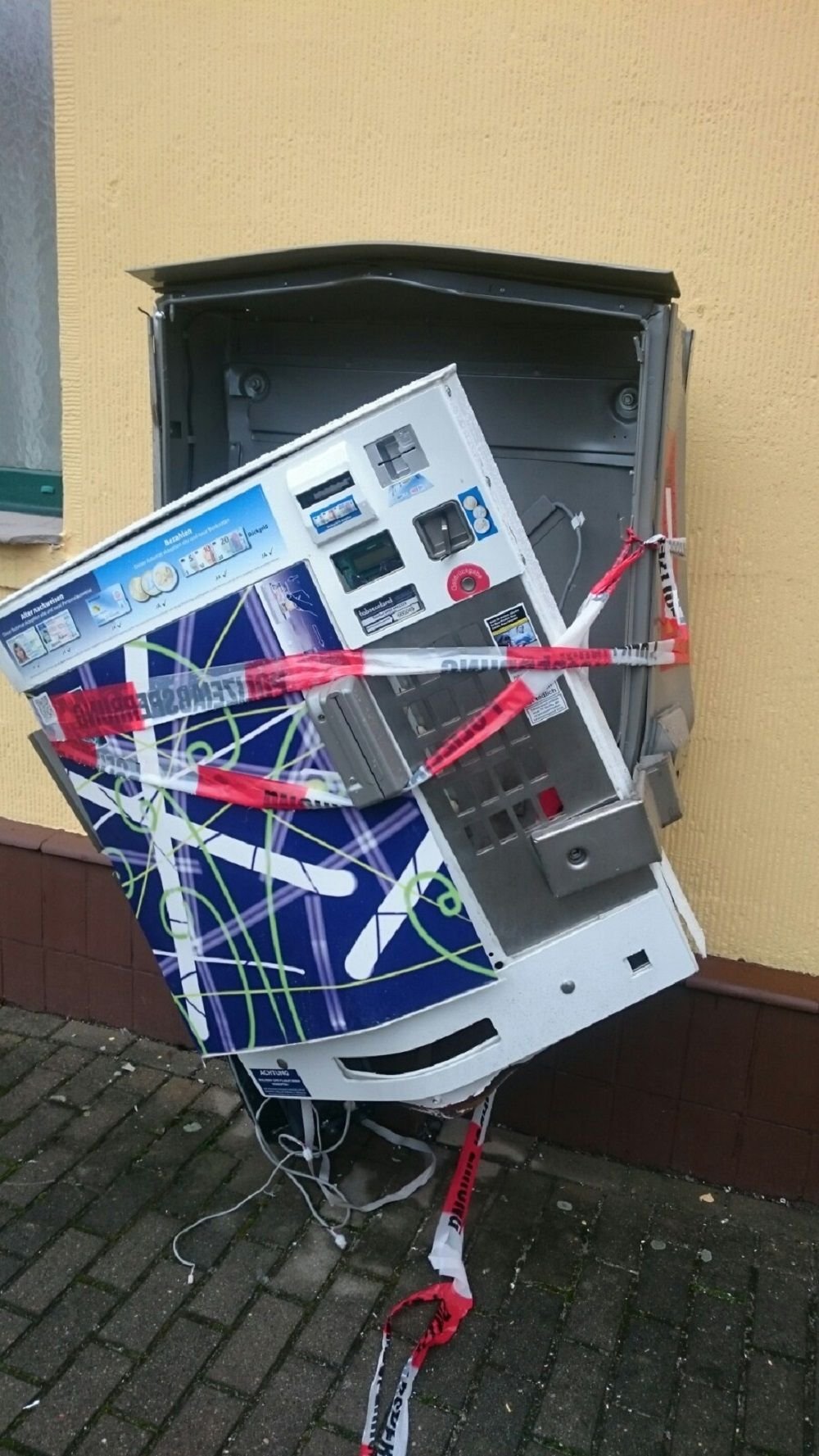 Diesen Automaten in Kochstedt hält nur das Absperrband der Polizei.