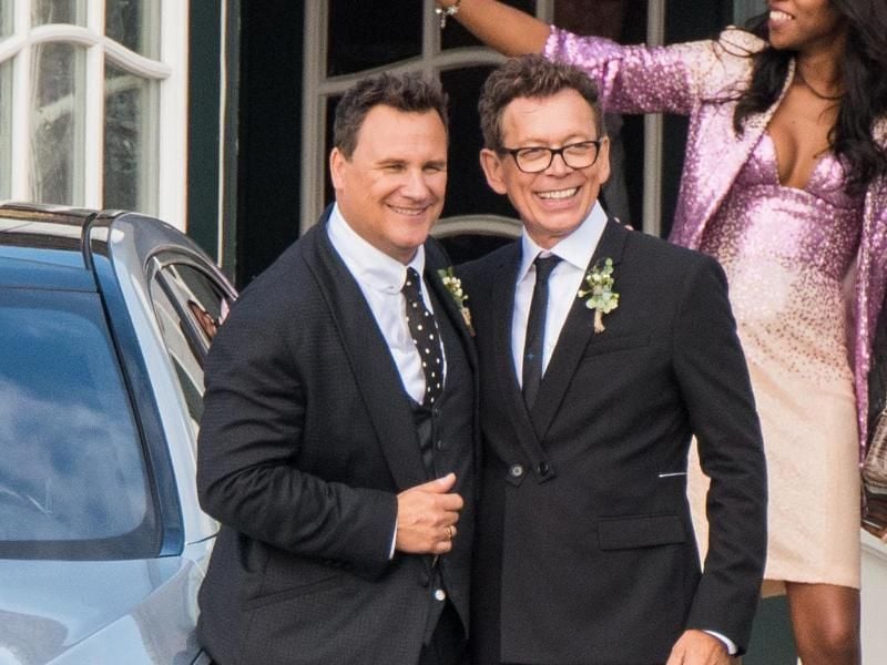 Guido Maria Kretschmer (l), Modedesigner und Moderator, und sein Mann Frank Mutters nach dem Jawort auf Sylt. Foto: v