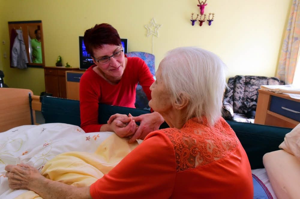 Annett Leipner (li.) kümmert sich liebevoll um die Patienten im Heim St. Franziskus in Weißenfels. Auf einen Platz muss man auch hier lange warten.