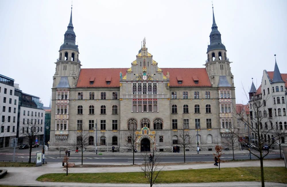 16. Große Kammer des Landgerichts Halle ordnet an, einen 30-Jährigen, der in Naumburg mit Gegenständen um sich geworfen hat, in einem psychiatrischen Krankenhaus unterzubringen. Das Urteil ist noch nicht rechtskräftig.