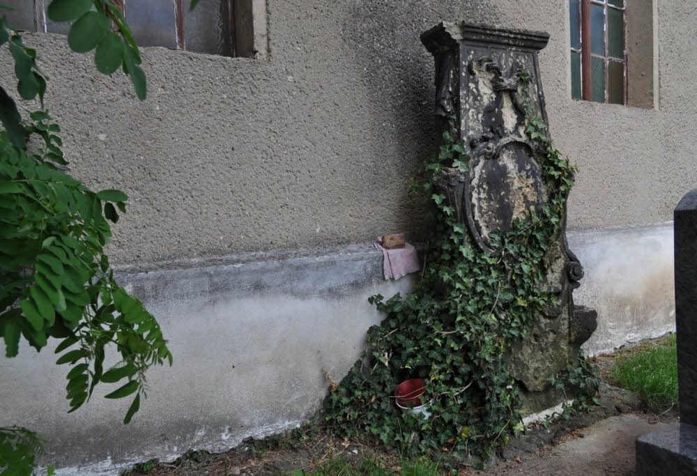 Der geheimnisvolle Grabstein lehnt an der Kleckewitzer Kirche. Ist er einem Prinzen gewidmet?