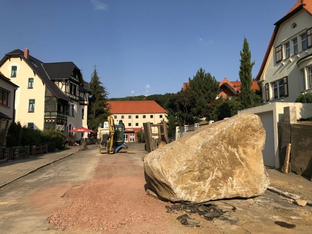 Der 22-Tonnen-Findling aus der Jägerstraße sollte eigentlich bis Donnerstag zertrümmert werden. Dank eines engagierten Ehepaares bleibt er ganz.