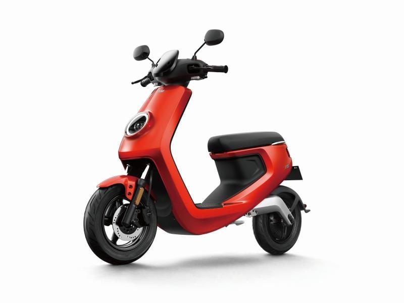Bis zu 45 km/h schnell: Der E-Roller M1 des chinesischen Herstellers Niu kommt in den Versionen „Sport” und „Pro” auf den Markt. Foto: Niu/dpa-tmn