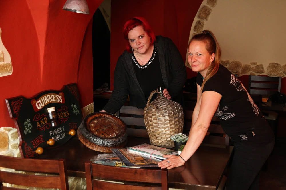 Ulrike Koch (l.) und Marieta Heinecke sind die Servicekräfte im „Schwarzbrenner“. Hier suchen sie Deko für die Gasträume aus.