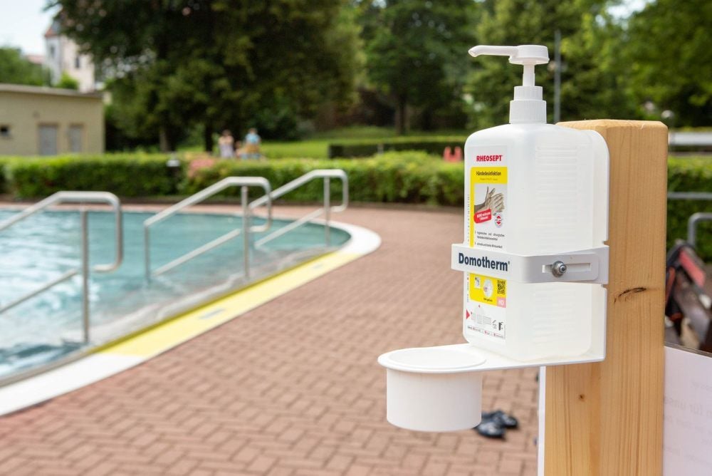Desinfektionsmittel am Beckenrand im Zeitzer Sommerbad